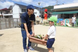 【グリーンライフコース２年、普通科２年】いずみ保育園植栽交流