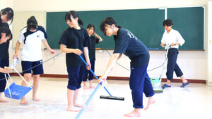 【学校行事】 夏休みの午後は教室にワックスを掛けよう！