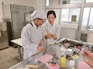 【ヒューマンライフコース２年生】第１回外部講師授業「シュガークラフト」