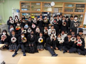 【地域生活科２年生】ワタガラを使用したリースを作りました！