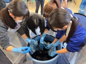 【地域生活科２年生】第１回 外部講師授業「藍染」