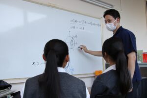 「先生、ここ教えて！」質問の輪が広がる職員室前は熱気でいっぱい！